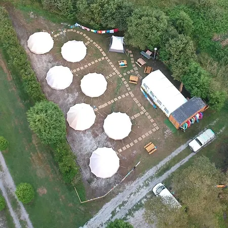 מלון Oyambre Surf Camp